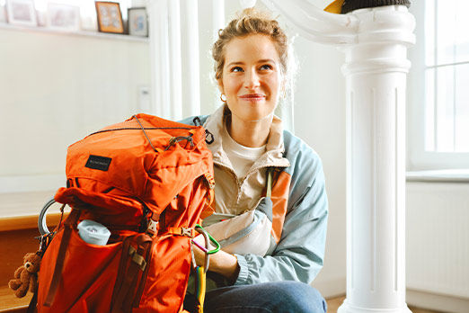 Junge Frau mit Backpacking-Rucksack
